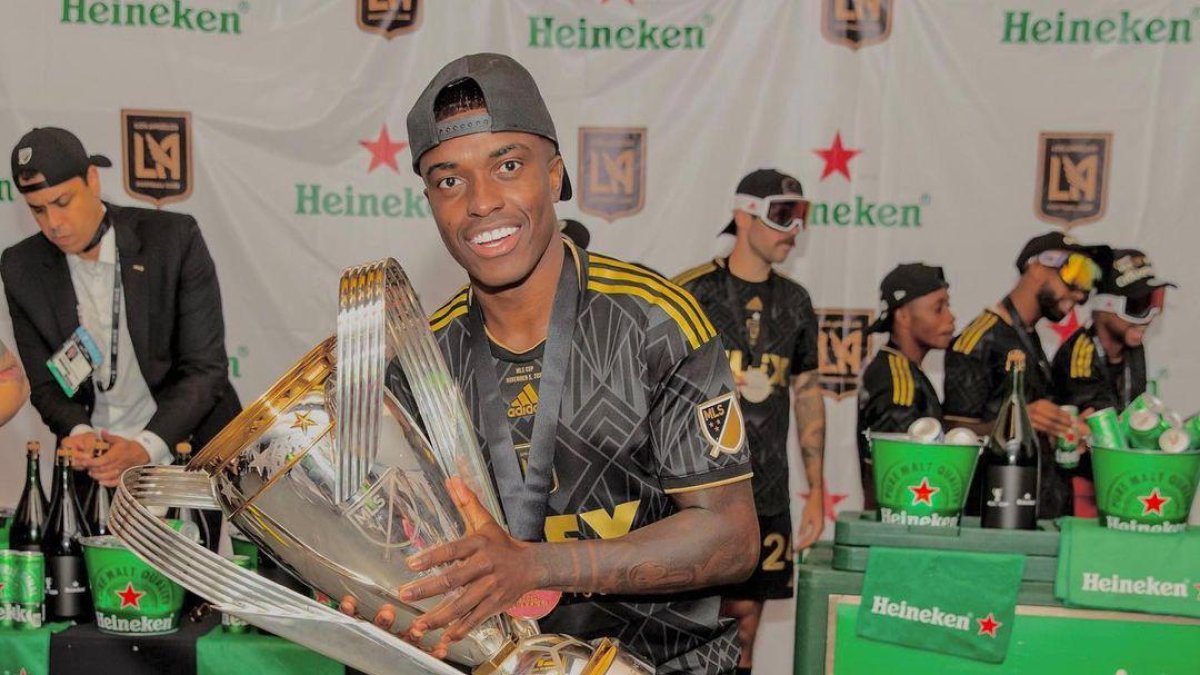 En la temporada 2022, Jhegson Méndez ganó la MLS con Los Ángeles F.C. .