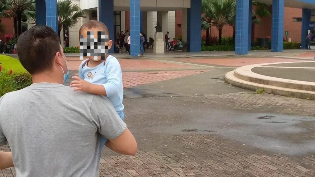 La familia recorrió varios hospitales en Ecuador. Ahora está varada en Venezuela hasta que Ethan se estabilice.