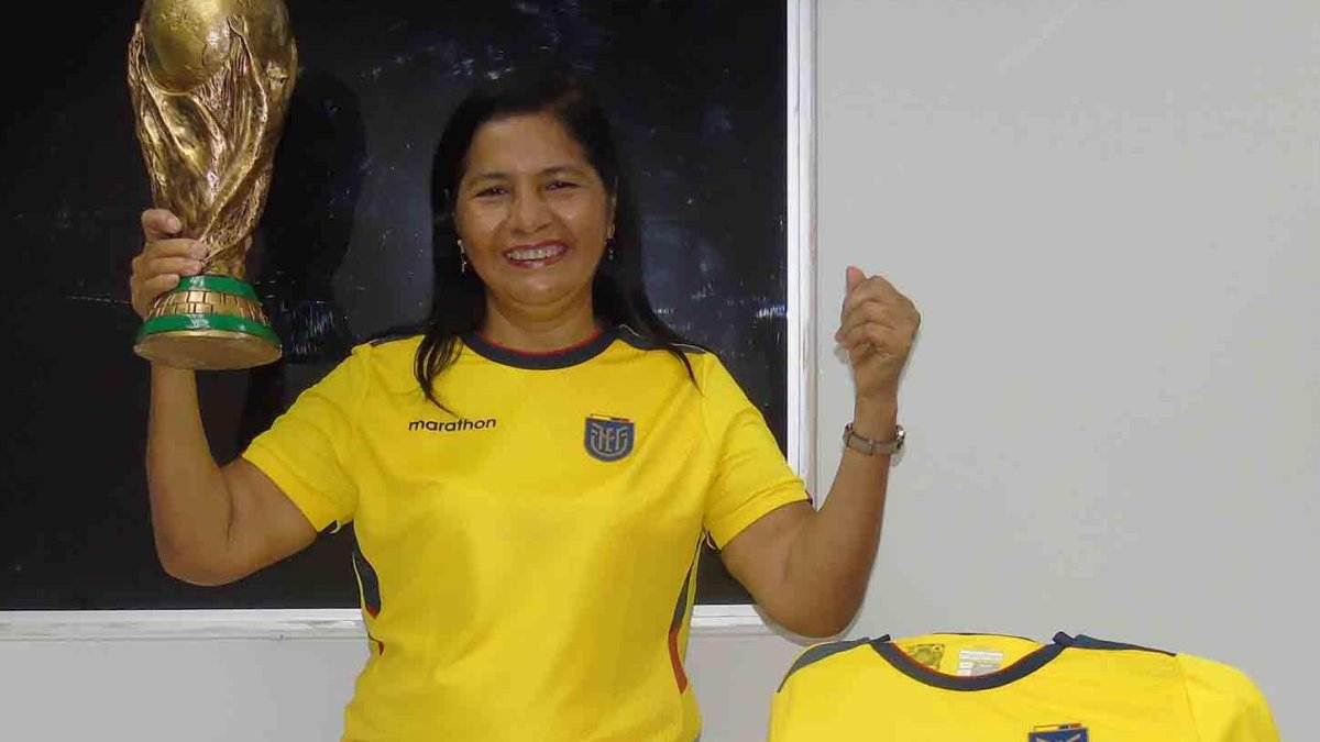 María levanta la copa mundialista, sabe que es una campeona y desde su ‘caleta’ le hará barra a la Tri.