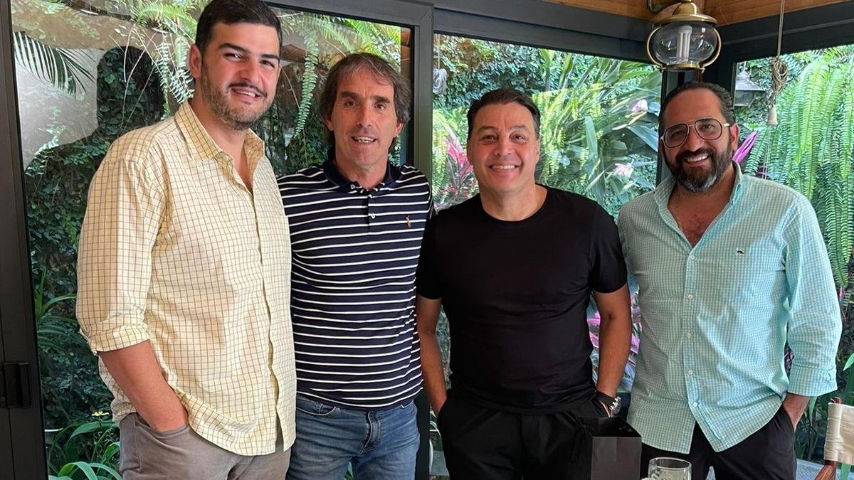 Guillermo Almada con sus ex directivos: Aquiles Álvarez, Carlos Alfaro Moreno y Javier Salem.