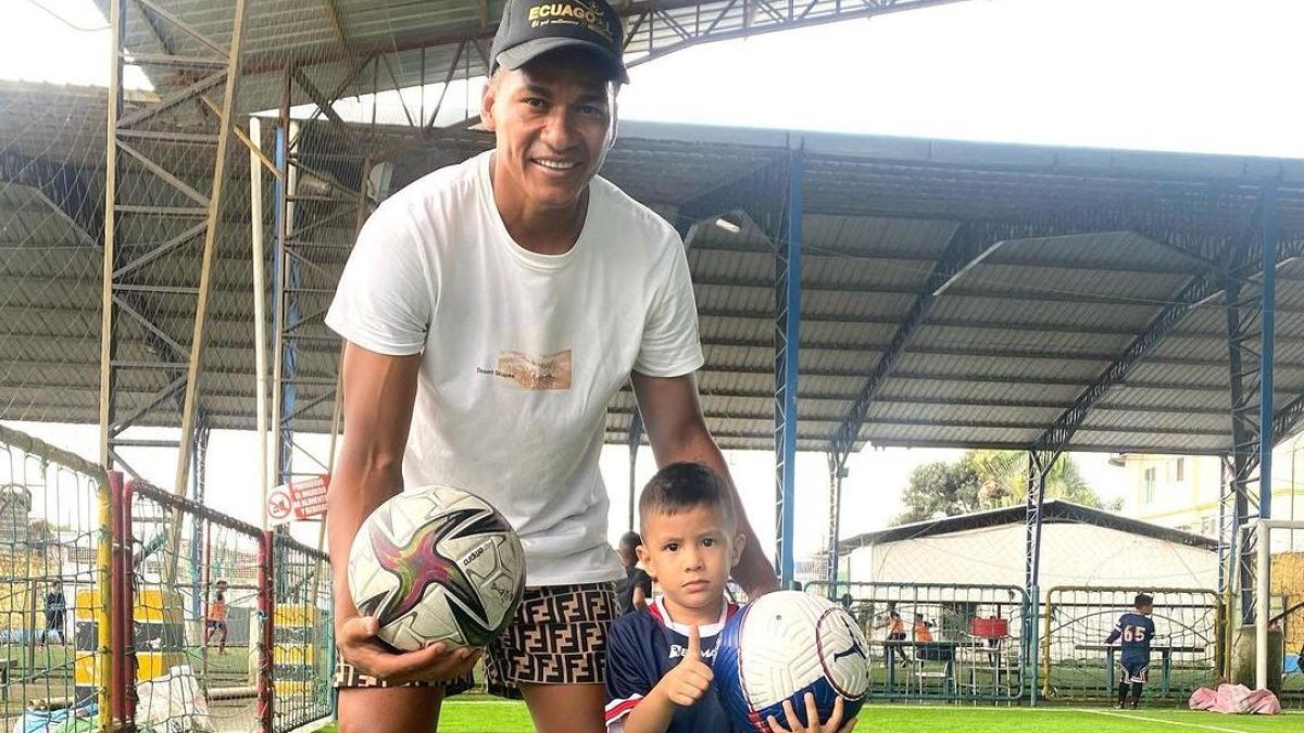 Elvis Bone tiene su academia de fútbol en Quevedo, provincia de Los Ríos, e instruye a las nuevas promesas.