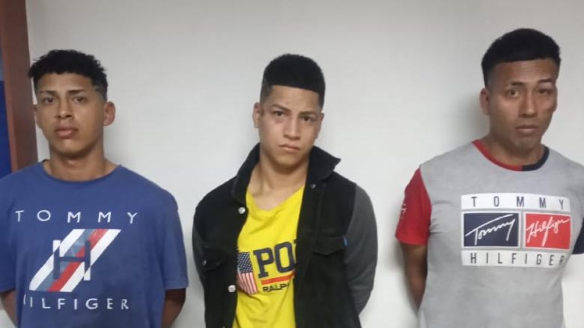 Los detenidos son Maickol Villón Minda, Marcos Vicuña Chipe y José Díaz Troya.