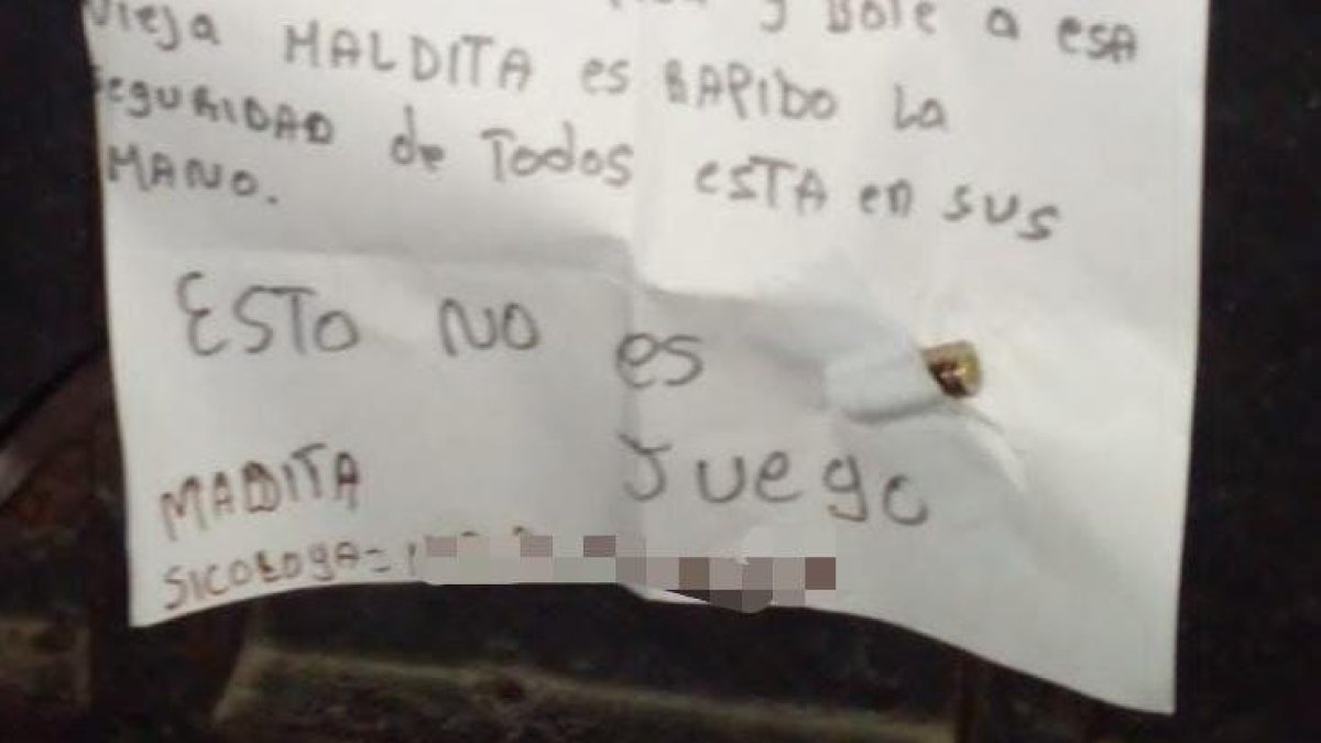 El escrito con la bala ahora es objeto de análisis.