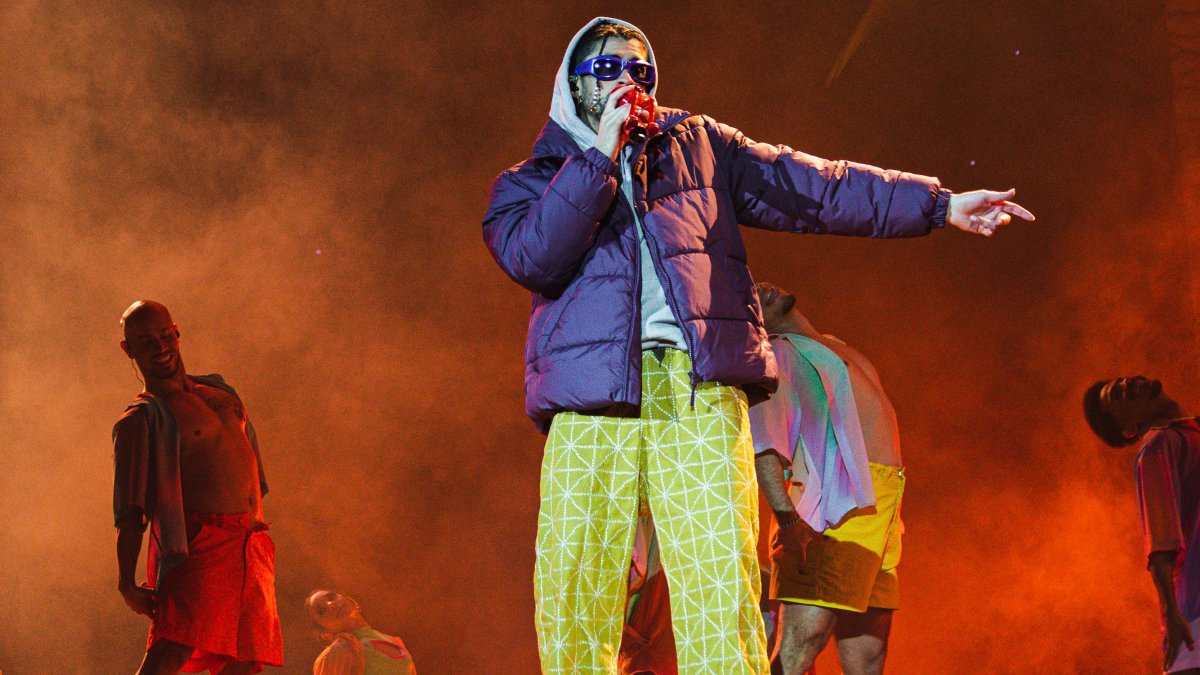 Bad Bunny  

lució una campera con capucha. Debido al frío capitalino su atuendo no fue tan playero como su música.