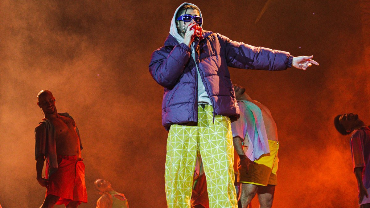 Bad Bunny  

lució una campera con capucha. Debido al frío capitalino su atuendo no fue tan playero como su música.