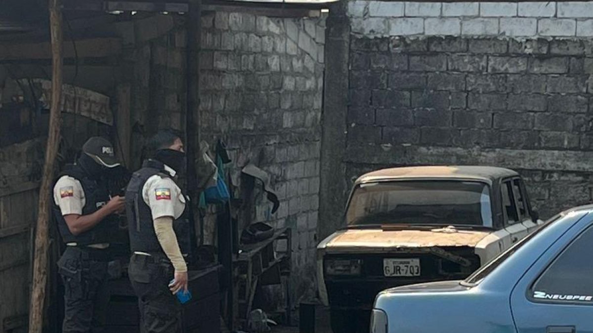 Los agentes policiales acordonaron las zonas donde estaban las víctimas.