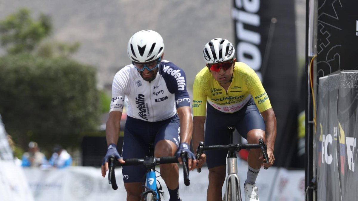 Robinson Chalapud (d) liderando una de las etapas de la Vuelta que el año pasado ganó.