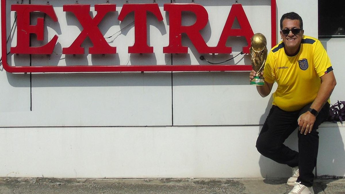 Holger Flores moya posa feliz con la camiseta oficial de la selección de Ecuador que ganó con la Despegadita Mundialista de EXTRA.