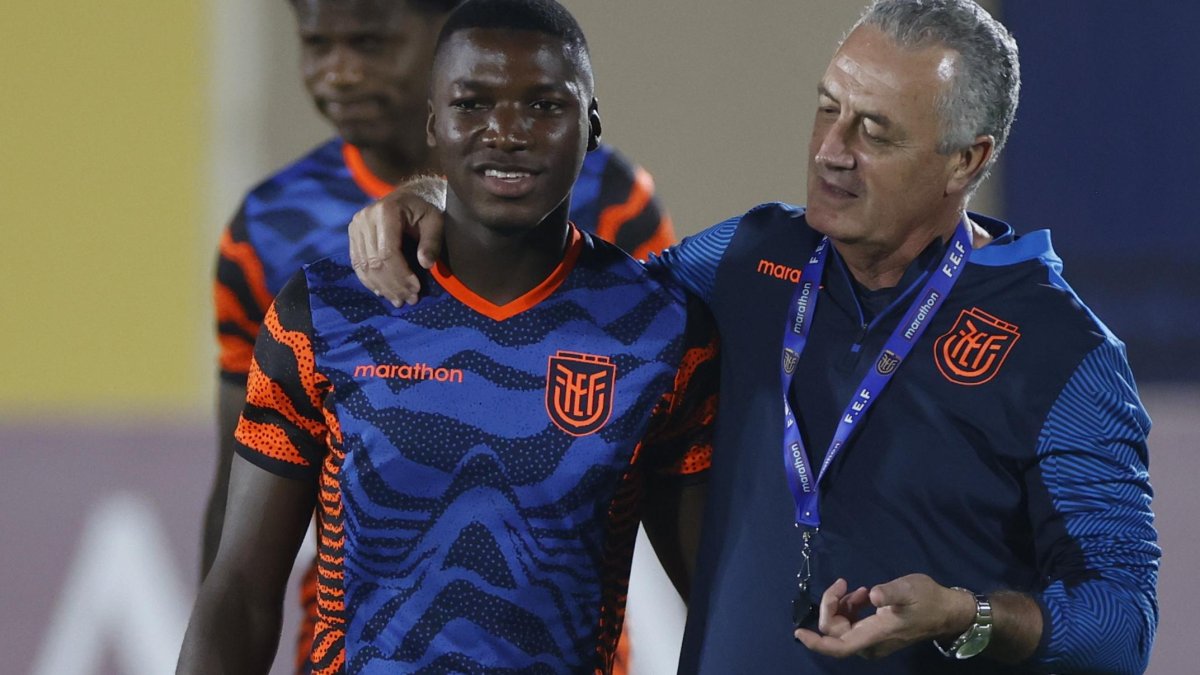 Moisés Caicedo junto al técnico Gustavo Alfaro, los líderes de la selección de  Ecuador.