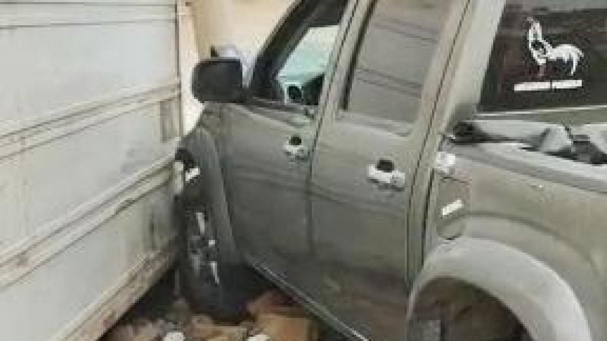 Por las heridas, el conductor perdió el control del automotor, chocando contra un container.