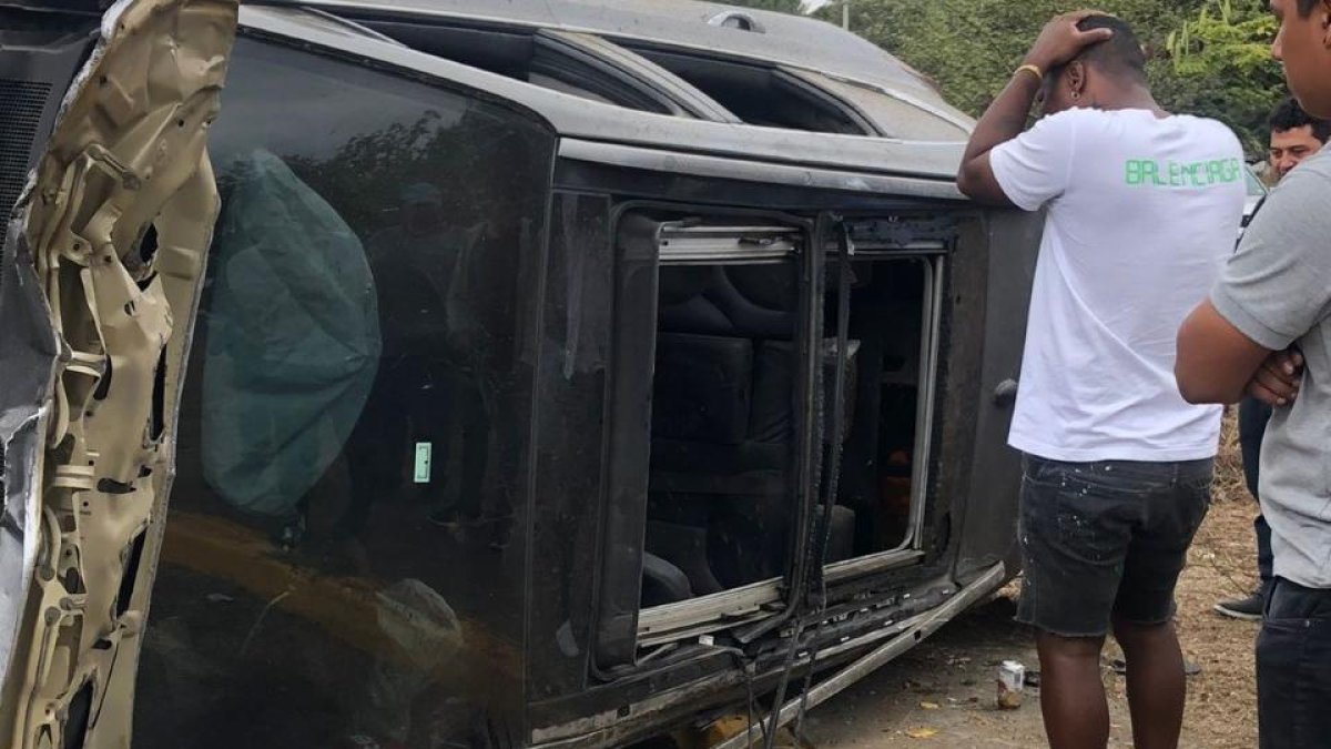 El vehículo Hyundai gris quedó a un costado de la vía a la costa.