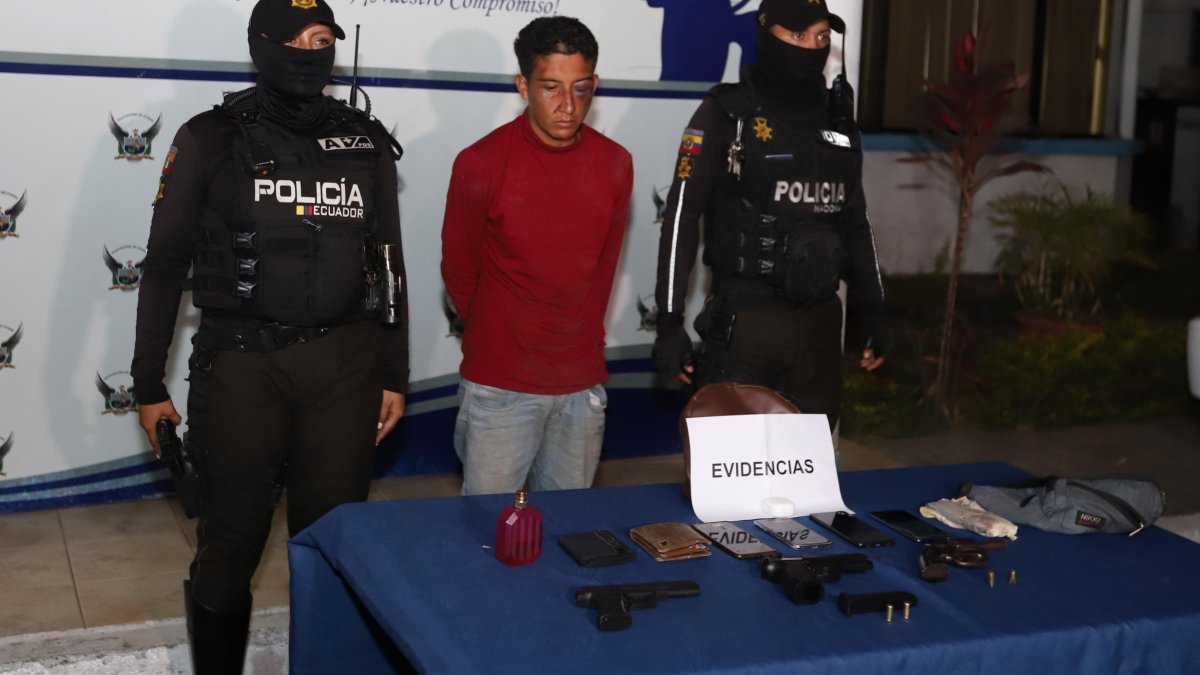 Entre las evidencias constan las armas de fuego utilizadas para cometer el delito.