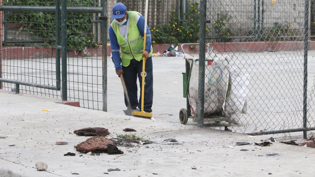 Al siguiente día del incidente, un equipo de Urvaseo acudió al sitio para limpiar la basura del bingo.
