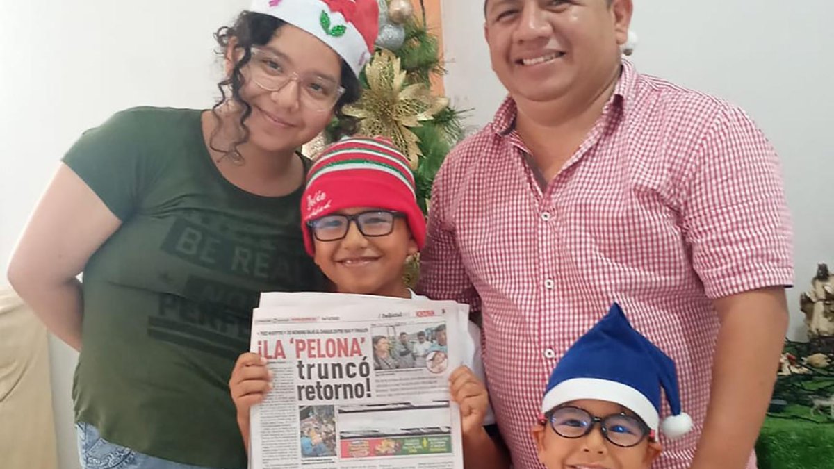 Horacio recibió otro premio: salir con su familia en su periódico favorito.