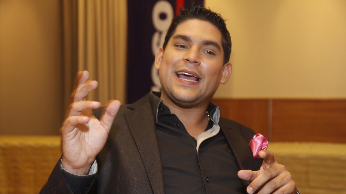 Emilio Pinargote deja ver la carta de renuncia que presentó a Rafael Cuesta, gerente de TC