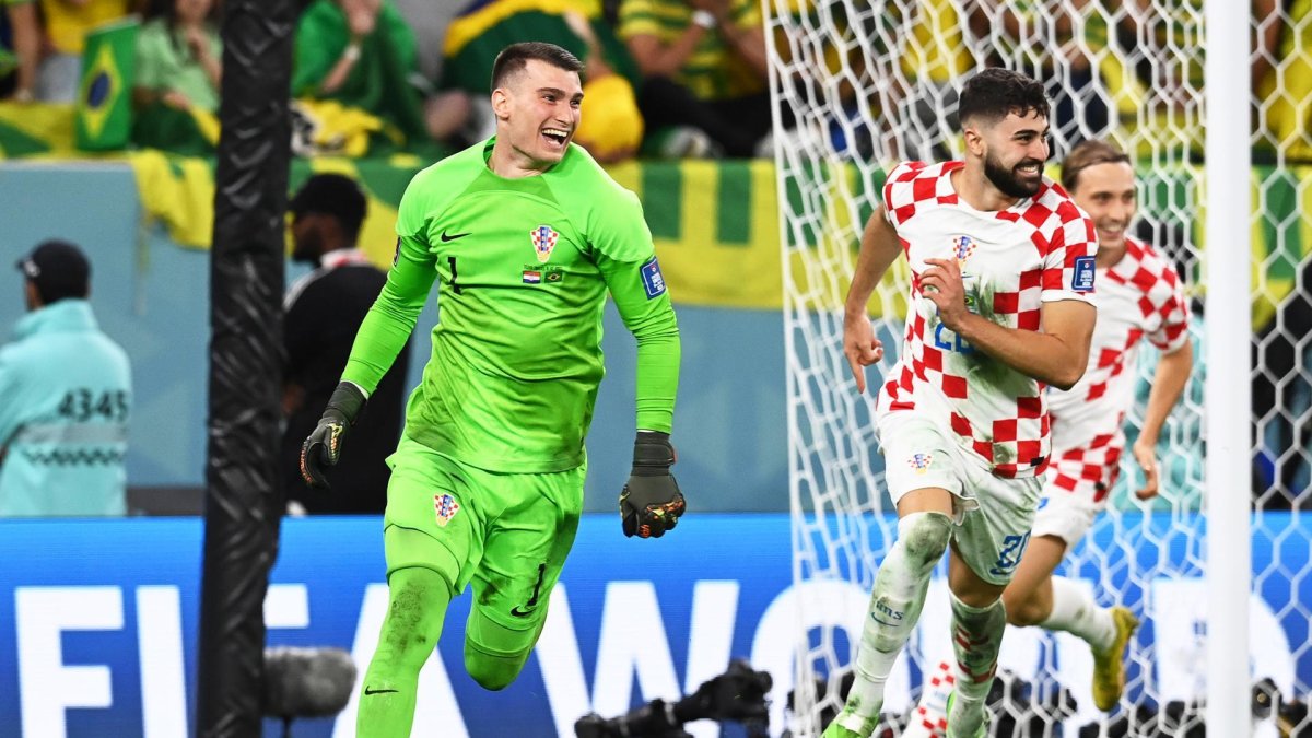 El arquero de Croacia atajó el primer penal de la tanda.