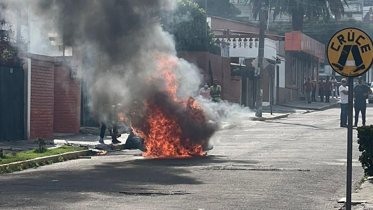 En esta parte de la vía todavía se mira la huella que dejó la quema de la motocicleta.