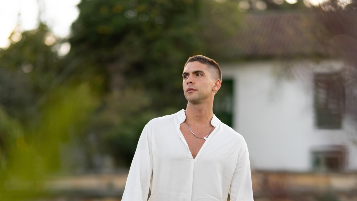 Es un actor y cantante ecuatoriano.