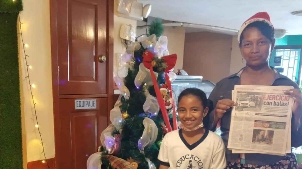 Francisca Chila muestra el  ejemplar de EXTRA que llenó de alegría su hogar.