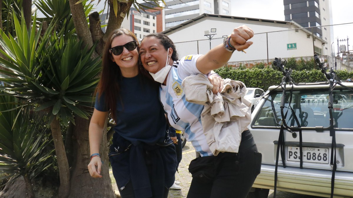 La francesa Celia Magere felicitó a su pareja, Cristina Pozo, por el título alcanzado por Argentina en el Mundial.