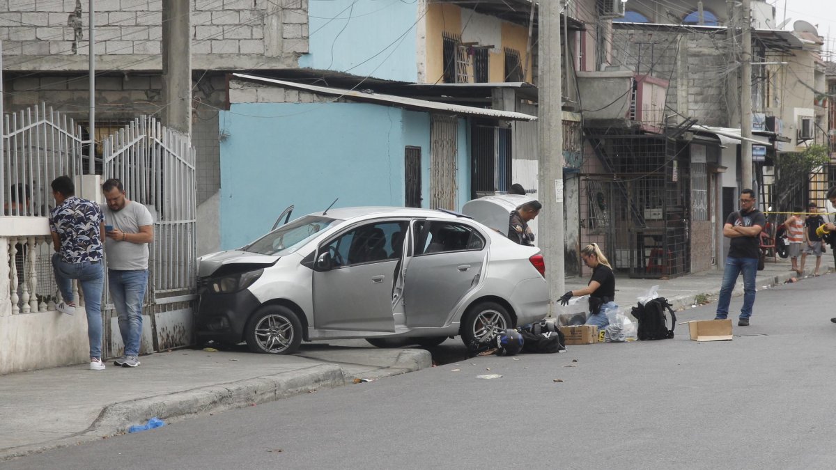 Policías recabaron indicios en el vehículo en el que se movilizaban los implicados la mañana de ayer.