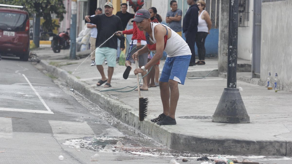 En este punto del suburbio, los vecinos limpiaban restos de sangre que aún se observaban la mañana de este lunes.