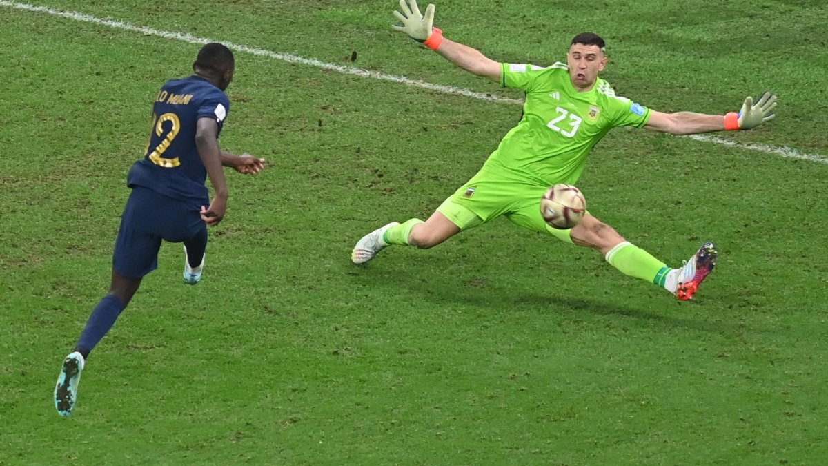 El portero Emiliano Martinez le detuvo el disparo de Kolo Muani (i), de Francia, en los últimos minutos de la final del Mundial Catar 2022.