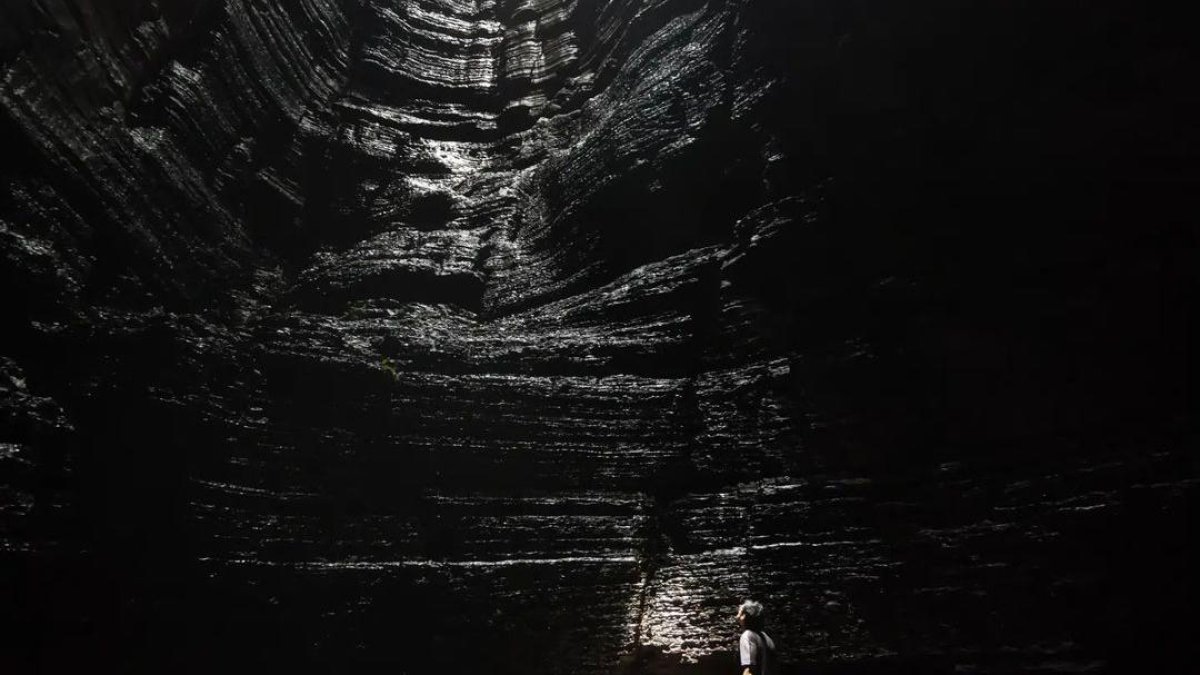 Cuando ingresó a la Cueva de los Tayos, Álvaro Cantos vio una culebra albina no venenosa, un espécimen que es raro de encontrar.