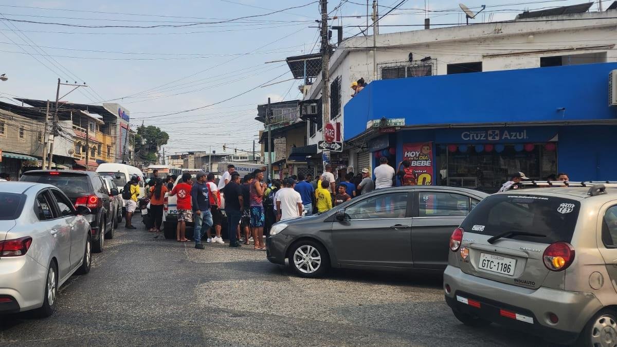 En el sitio se aglomeraron muchas personas, sorprendidas y consternadas por lo sucedido.