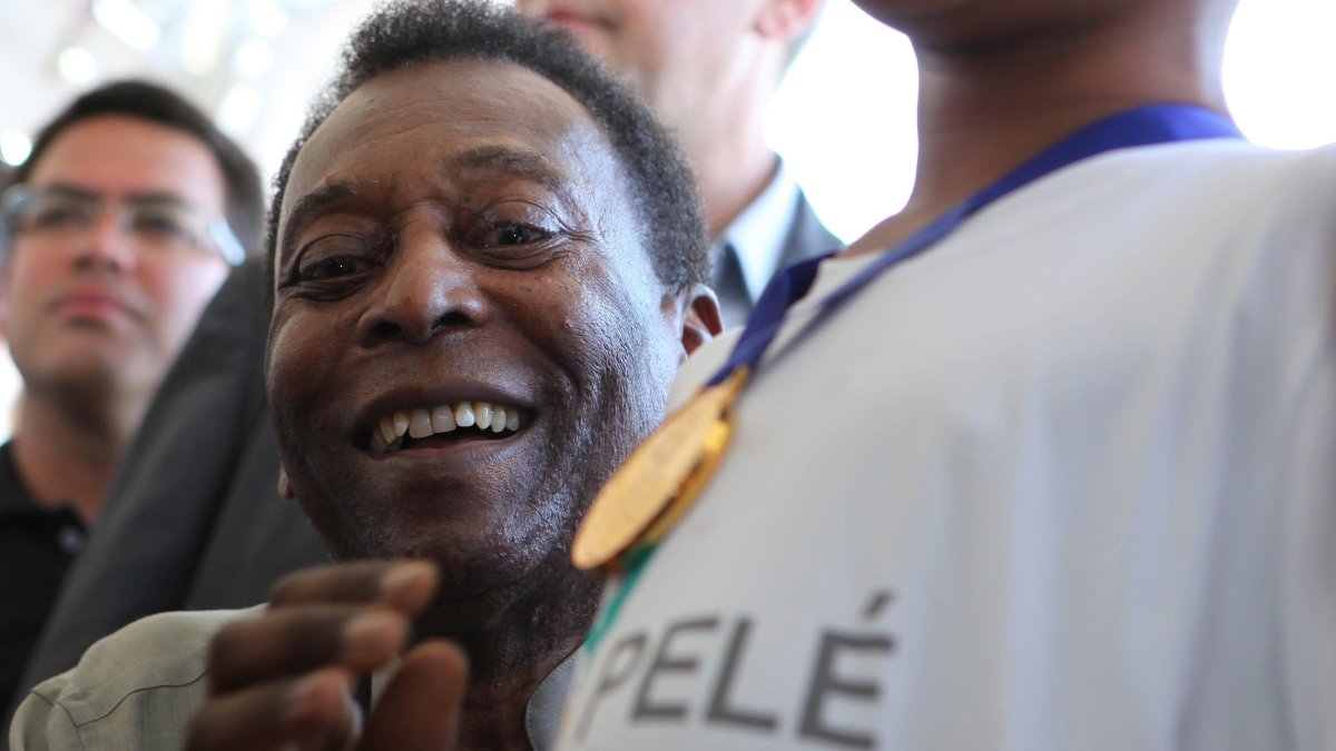 Flores amarillas y verdes en Times Square recuerdan a Pelé tras su muerte.