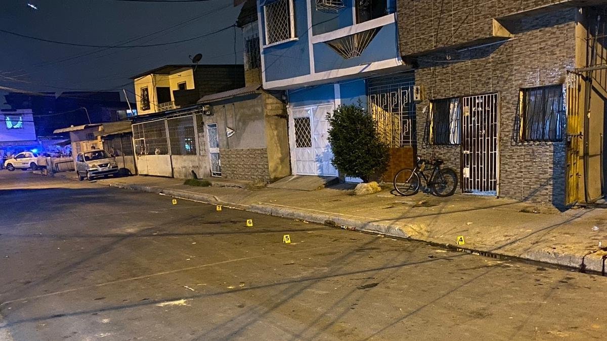 En la zona, agentes policiales recabaron varios indicios balísticos.