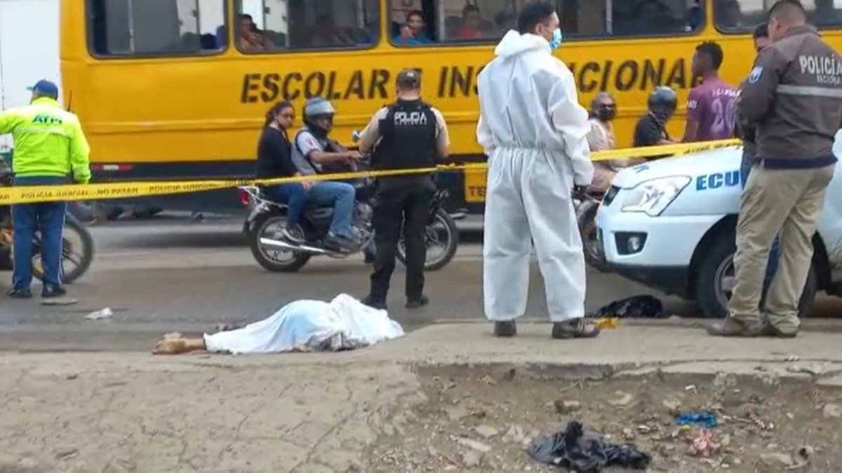 El cuerpo quedó tirado en la acera y se encontró 15 indicios balísticos alrededor.