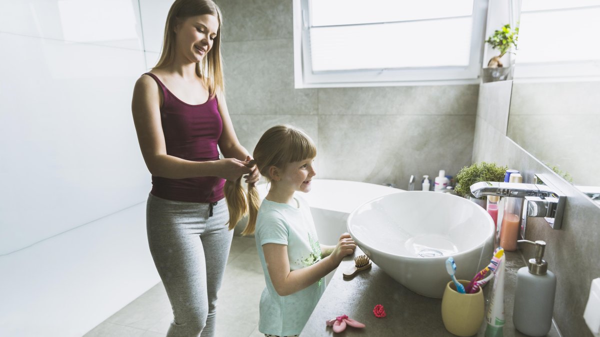 Organiza bien el tiempo para que tu hijo y tú salgan impecables desde la 
casa.