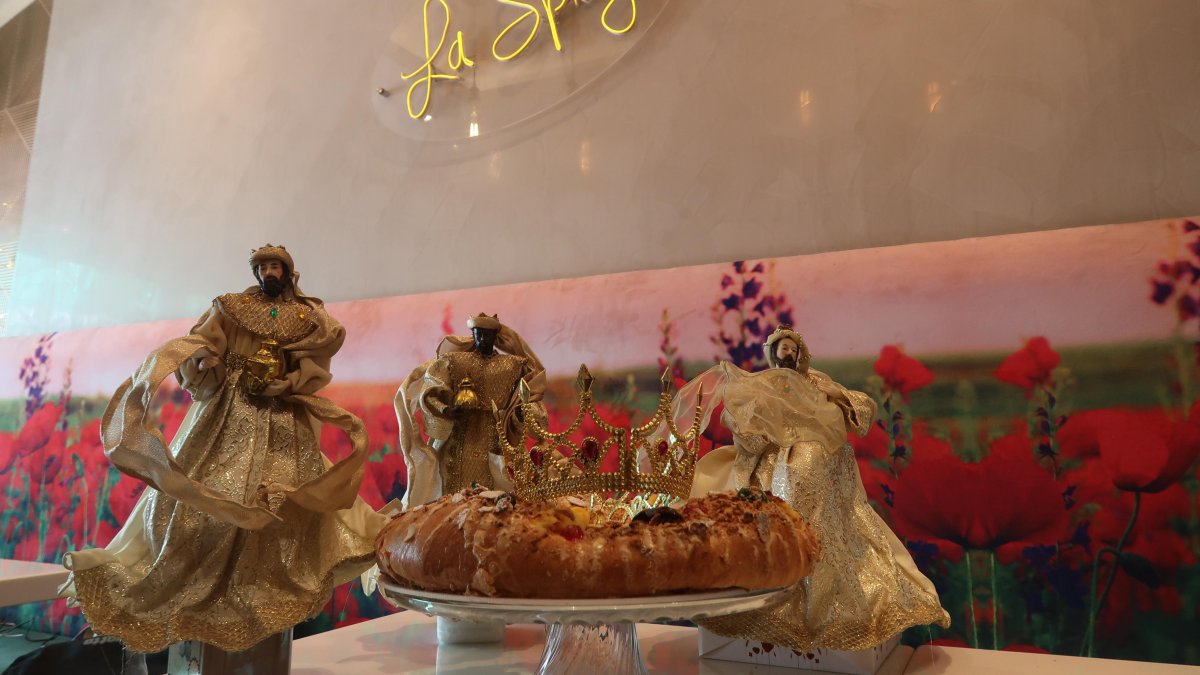 León vende tres tamaños de roscas. La panadera asegura que al día le llegan más de cien pedidos de este dulce.