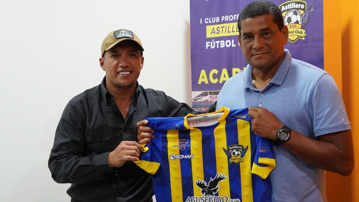 Walter Rolando Guerrero recibe la camiseta de su nuevo equipo Astillero FC de parte de su presidente Ab. Héctor Pesantez.