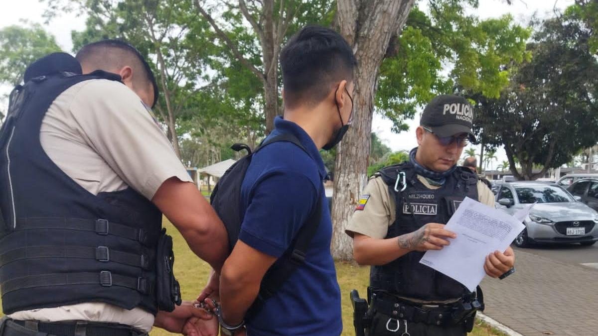 Personal de seguridad de la universidad y estudiantes detuvieron al sospechoso, quien fue entregado a la Policía.