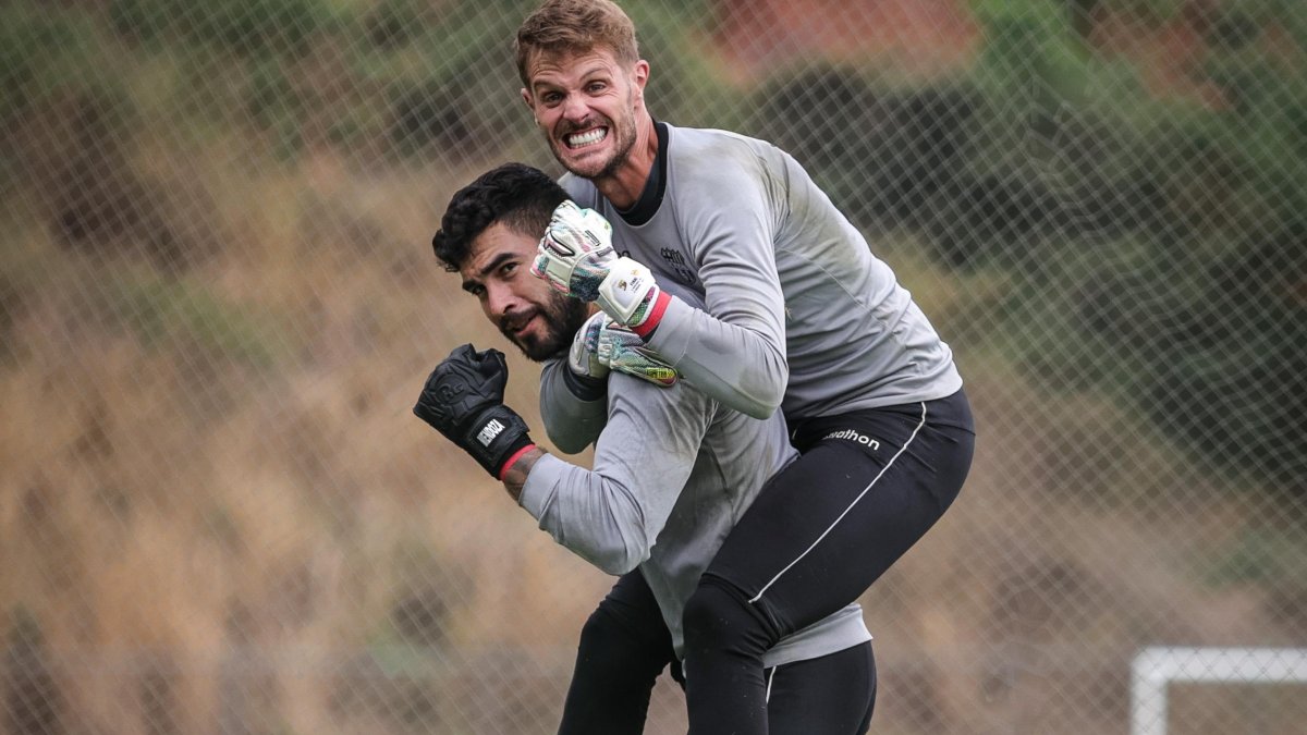 Los arqueros Víctor Mendoza y Javier Burrai arqueros de Barcelona 2023.