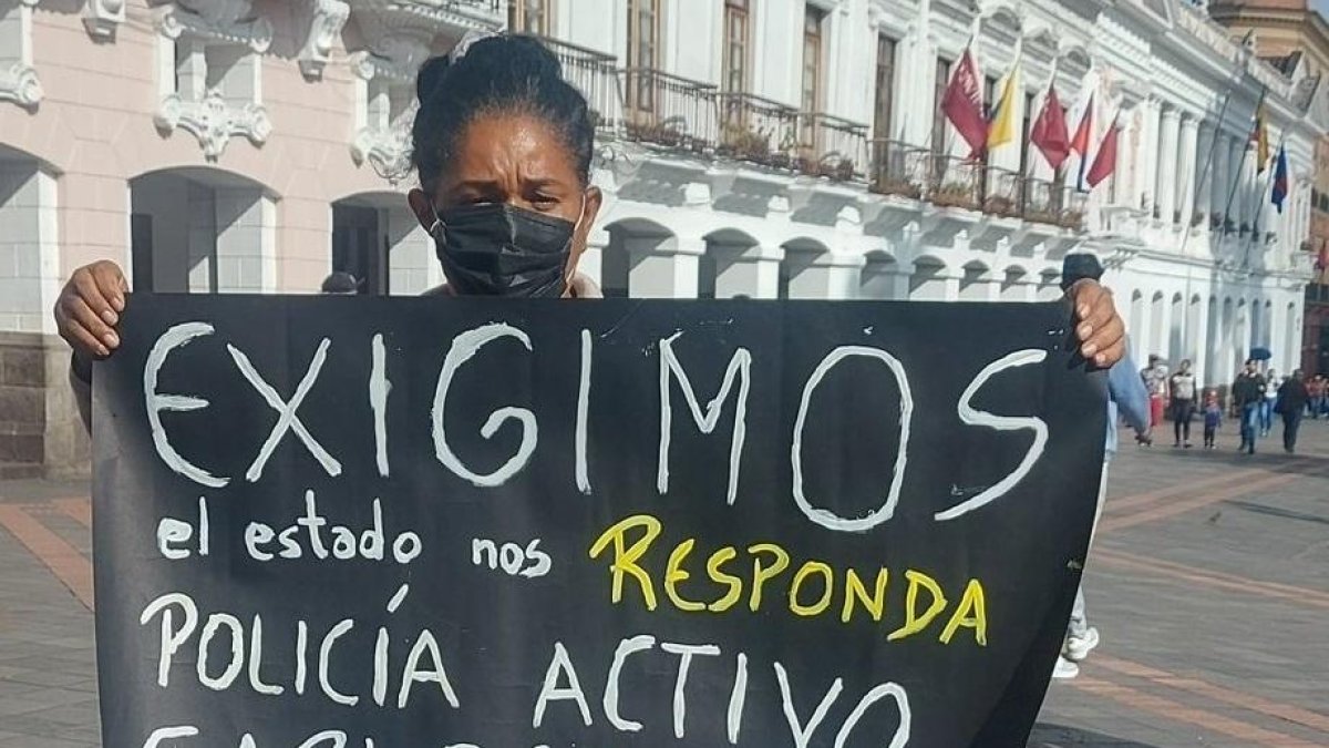 La mamá y la hermana del agente desaparecido viajaron a Quito para pedir que las escuchen.