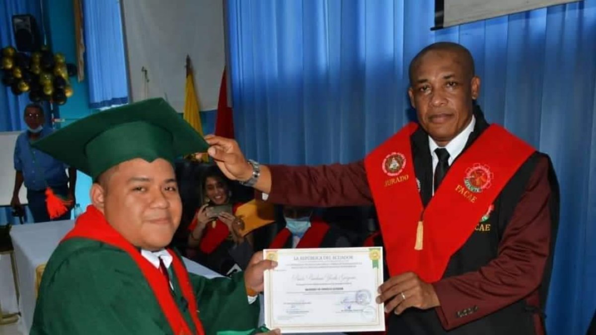 Diego Galván apreció tanto a su decano. Para él fue un honor recibir su título de ingeniero en Administración de Empresas de manos de él.