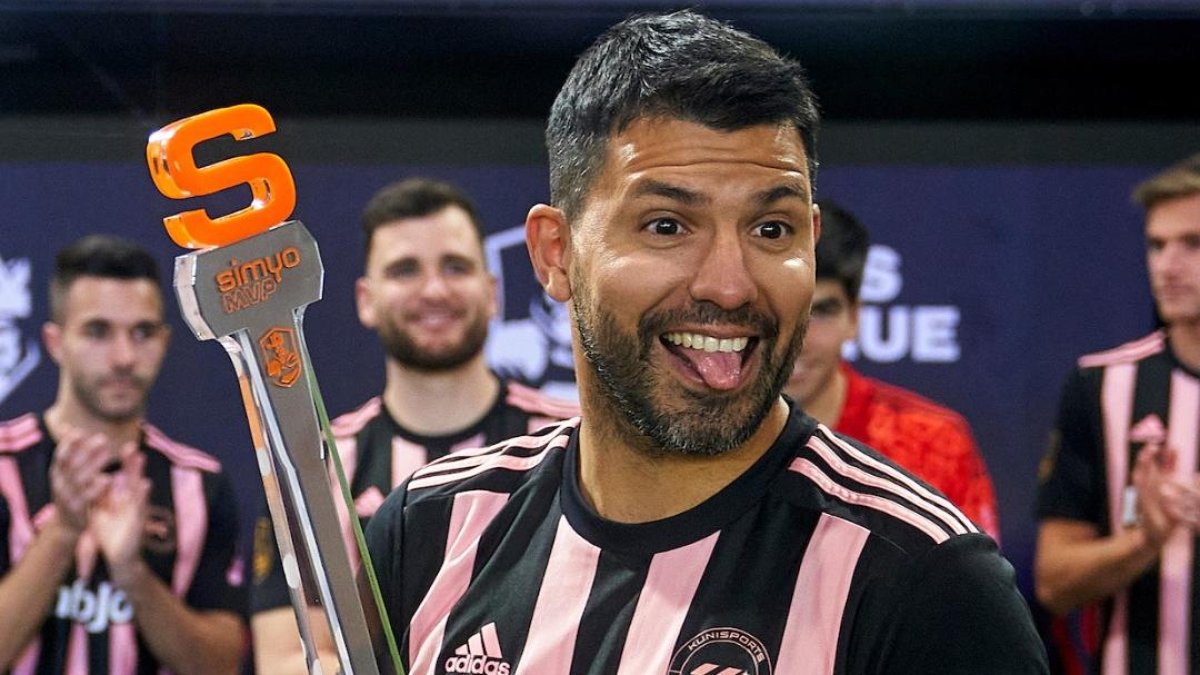 Sergio Kun Agúero vistiendo la camiseta de su equipo Kunis Sport.