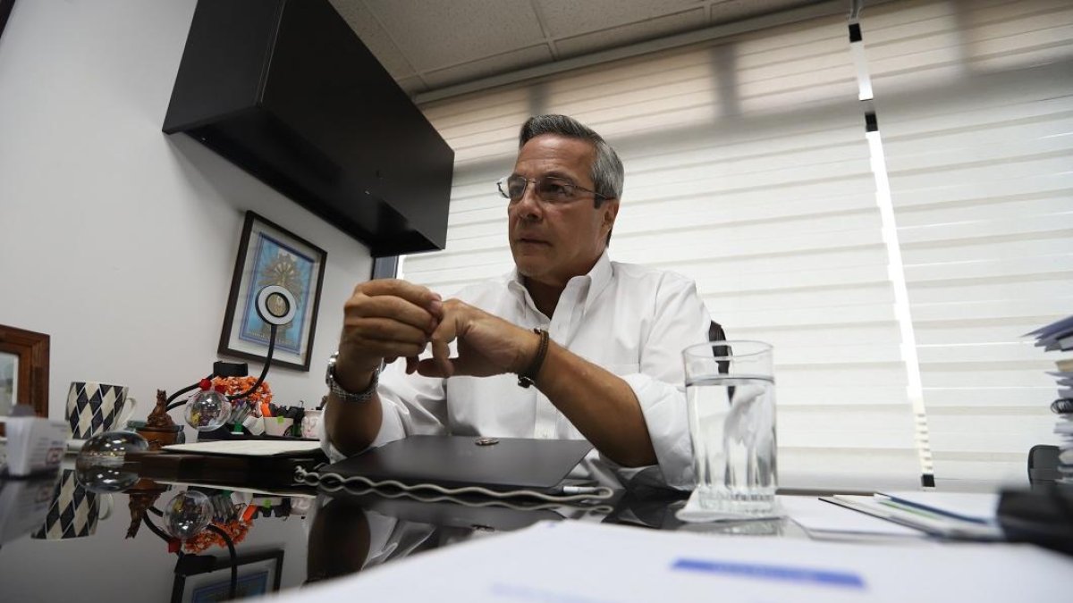 Jimmy Jairala cada mañana locuta en su programa radial.Aspira a ser el nuevo burgomaestre de la ciudad puerto.