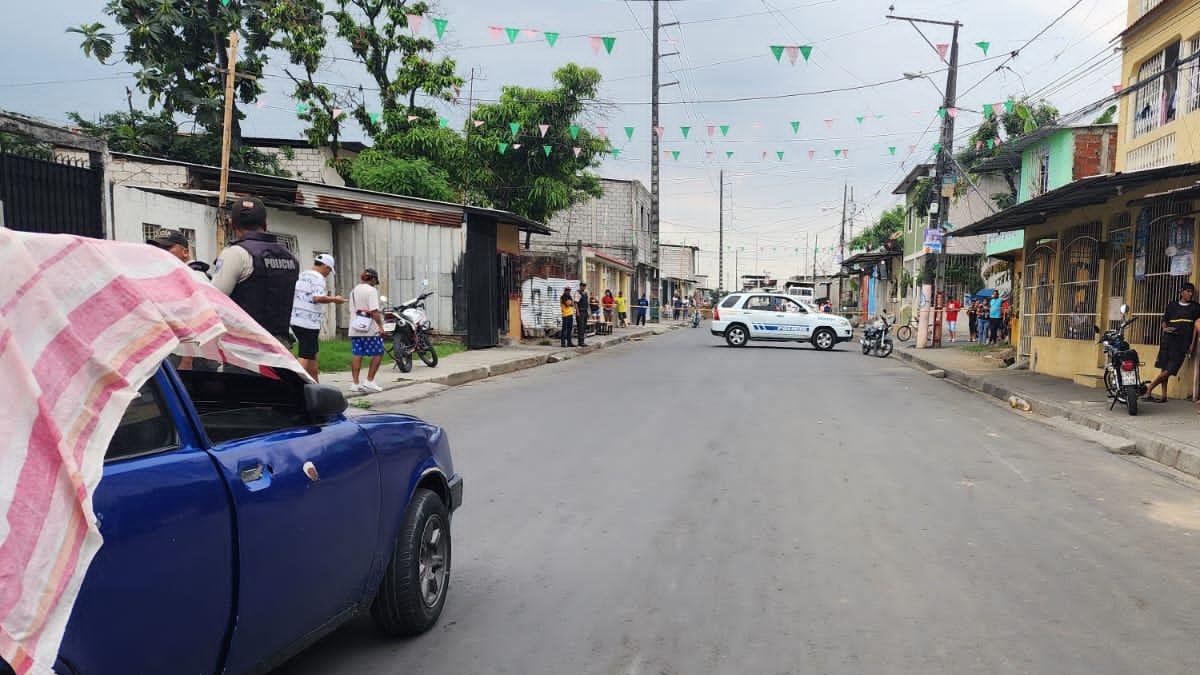 Hasta este populoso sector de Pascuales acudieron policías para indagar el caso.