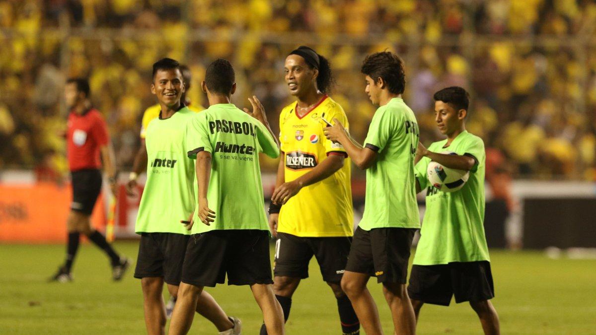 Año 2016, Ronaldinho era la estrella invitada de la Noche Amarilla de Barcelona.