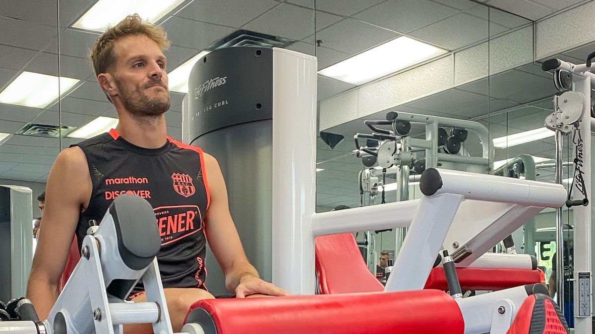 Javier Burrai tendrá su primer partido oficial con Barcelona en Gualaceo.