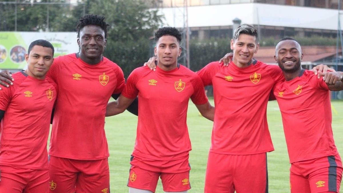 Jefferson Montero (i) es una de las nuevas caras que presentará Aucas en la denominada Noche del campeón.