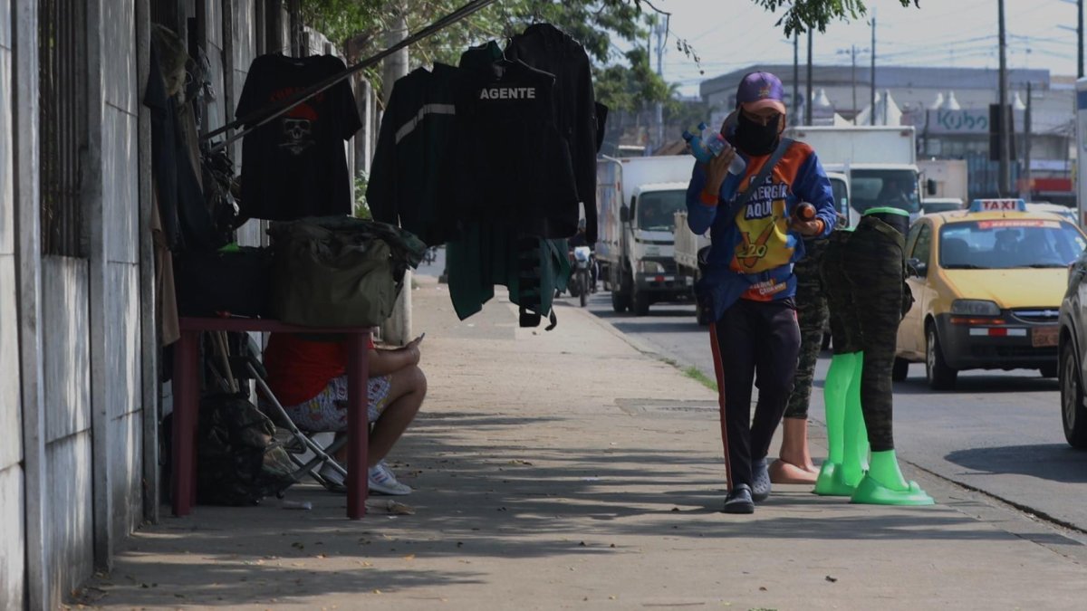 Fuera de dependencias policiales y militares se venden indumentarias.