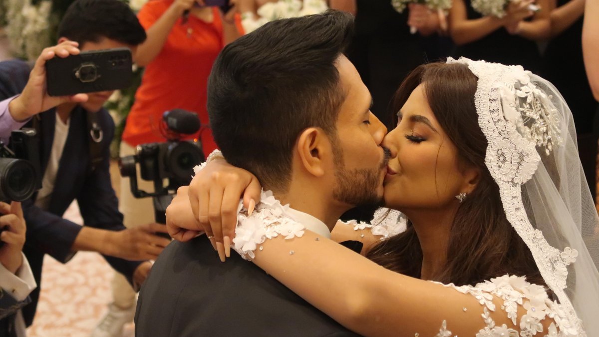 Con un beso Dayanara y Jonathan sellaron su enlace, entre el aplauso de los asistentes.