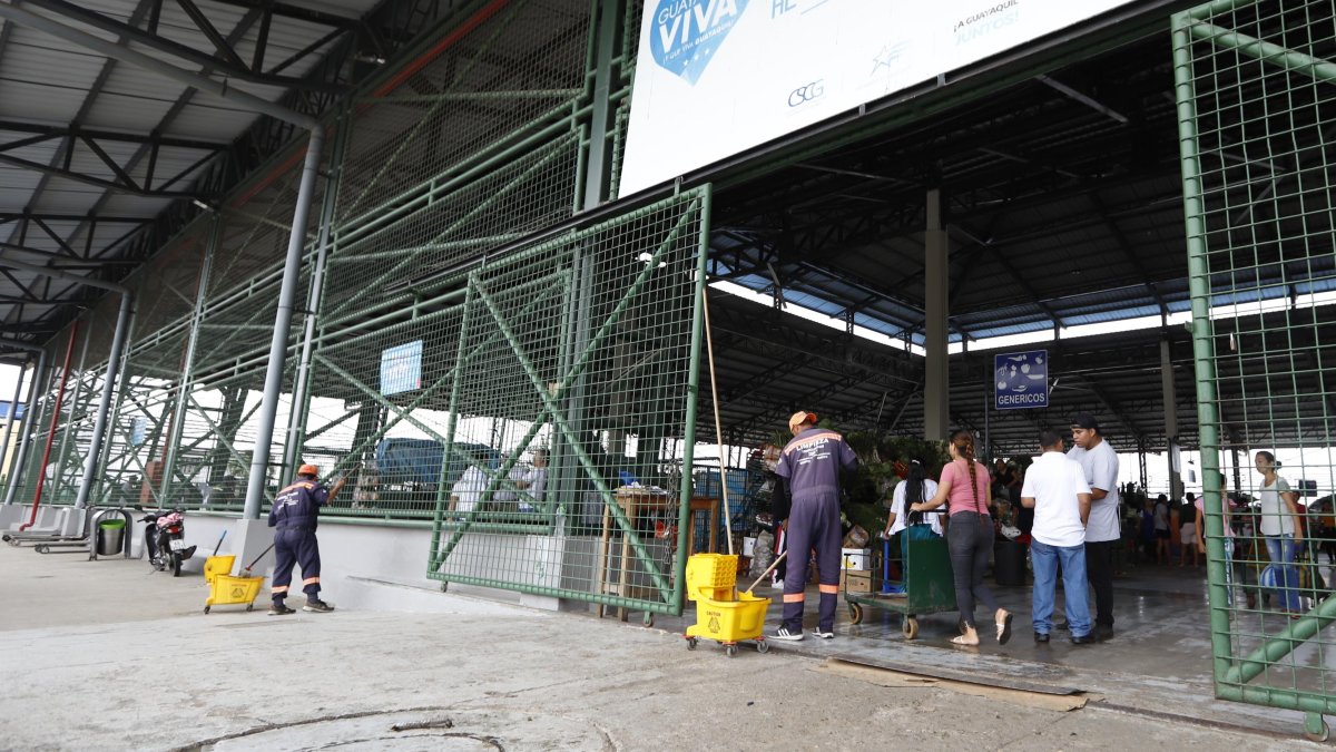 Uno de los guardias del establecimiento fue agredido por los implicados.