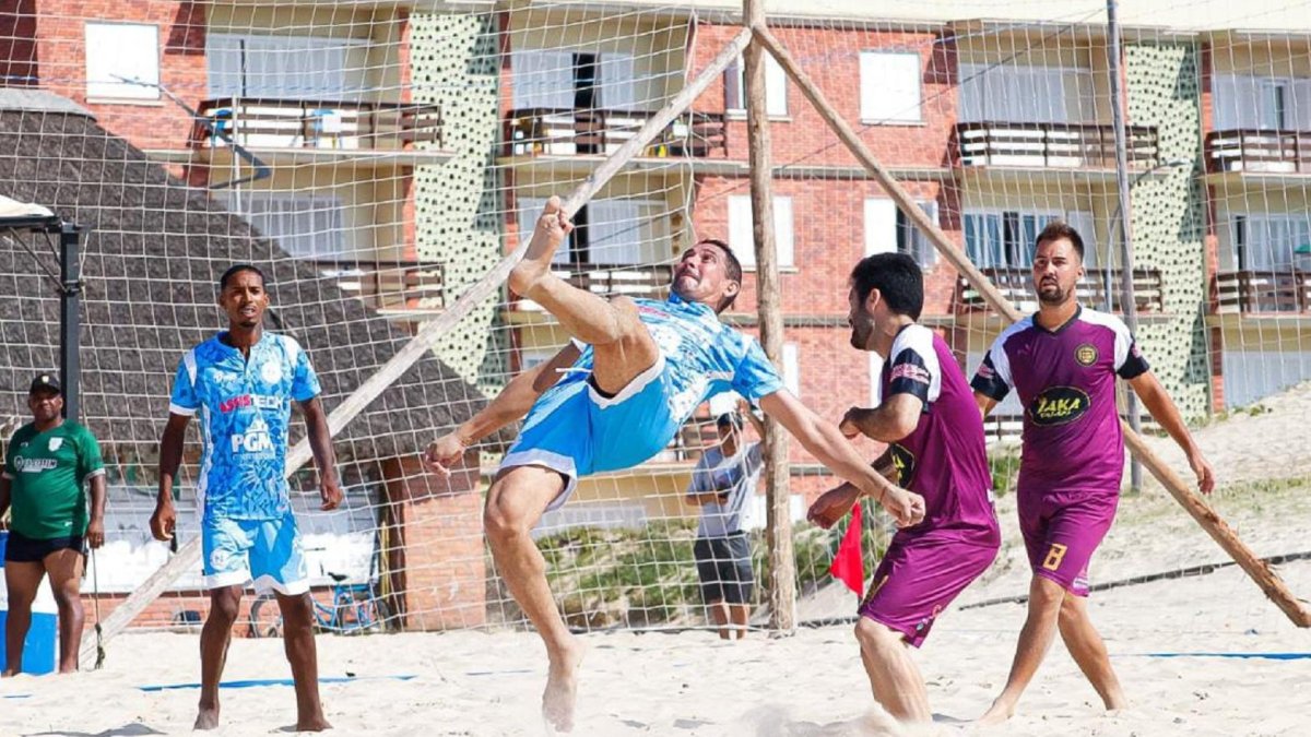 Daniel Cedeño, jugador ecuatoriano de fútbol playa, reforzando al Napoli RS de Brasil.