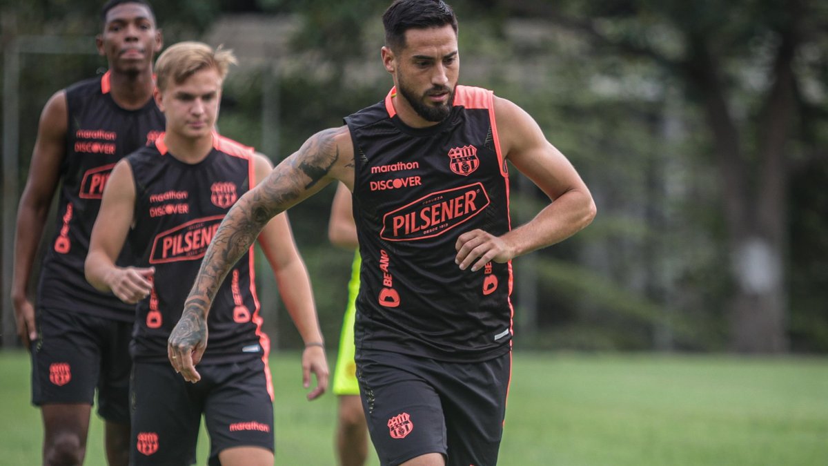 Francisco Fydriszewski destaca como delantero de Barcelona.